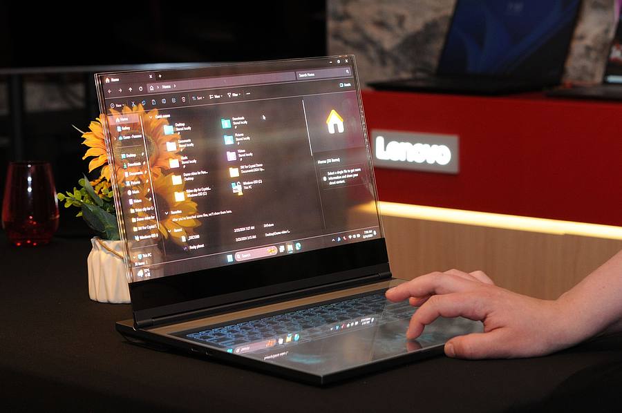 Laptop mit einem durchsichtigen Bildschirm