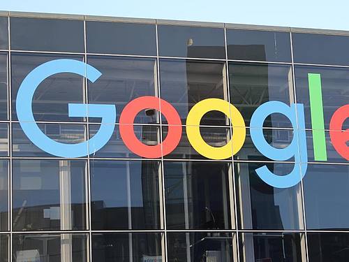 Das Logo von Google an der Fassade des Hauptsitzes des Mutterkonzerns Alphabet. Foto: Christoph Dernbach