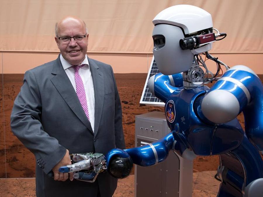 Bundeswirtschaftsminister Peter Altmaier hat Gutachten zur Anpassung des Wettbewerbsrechts entgegengenommen. Darin schlagen die Autoren unter anderem eine schärfere Kontrolle bei Firmenübernahmen vor. Foto: Sven Hoppe/Archiv