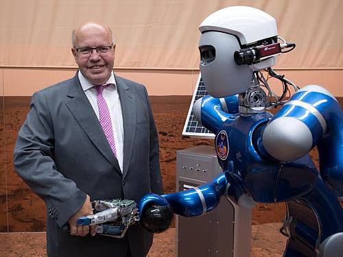Bundeswirtschaftsminister Peter Altmaier hat Gutachten zur Anpassung des Wettbewerbsrechts entgegengenommen. Darin schlagen die Autoren unter anderem eine schärfere Kontrolle bei Firmenübernahmen vor. Foto: Sven Hoppe/Archiv