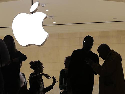 Weltweit gibt es laut Apple-Chef Cook mittlerweile 100 Millionen aktive Mac-Nutzer. Foto: Mark Lennihan/AP/Archiv