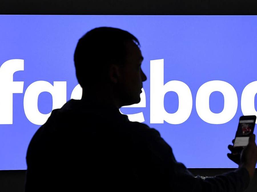 Ein Schattenriss vor einem Facebook-Logo