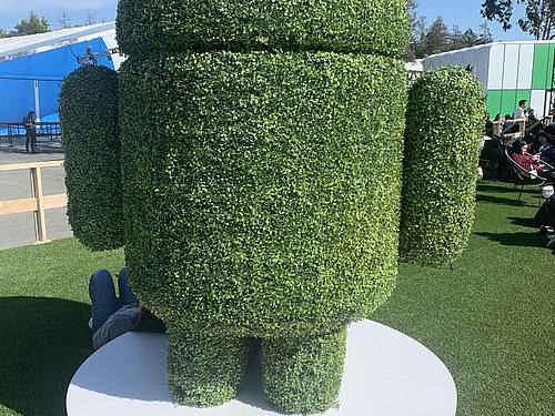 Das Maskottchen des Smartphone-Betriebssystems Android. Foto: Christoph Dernbach/dpa