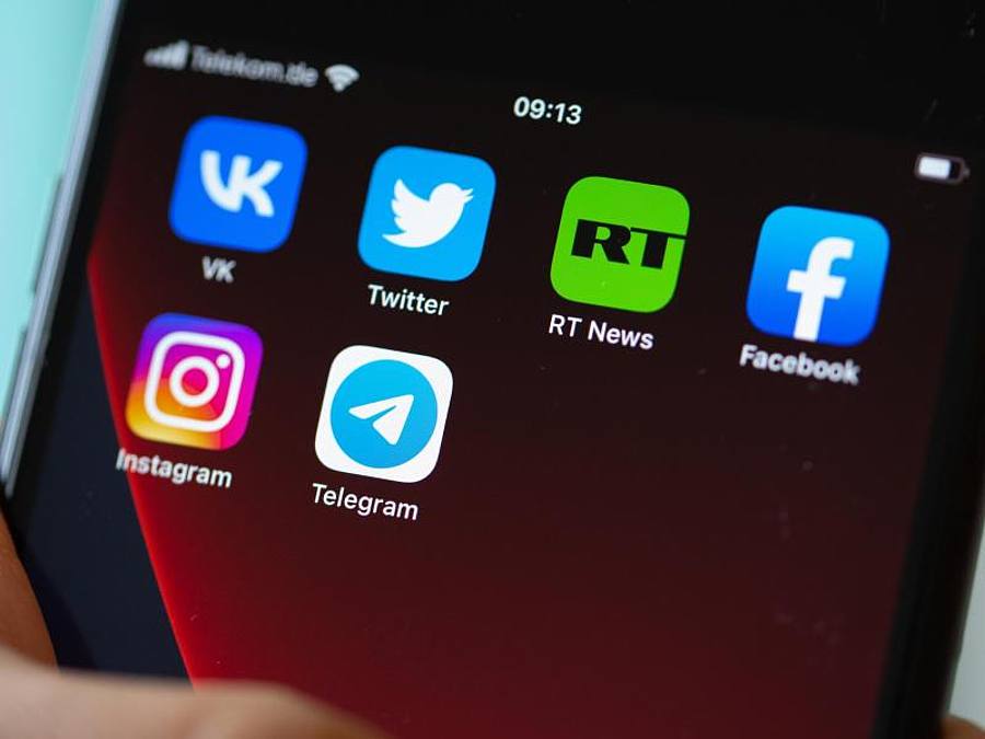 Facebook lockert seine Hassrede-Regeln, damit Betroffene ihrer Wut über die militärische Invasion in die Ukraine Luft machen können - Gewalt-Aufrufe gegen russische Zivilisten bleiben aber tabu. Foto: Fernando Gutierrez-Juarez/dpa-Zentralbild/dpa