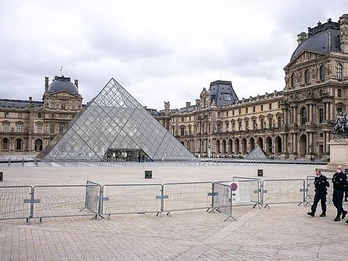 Der Louvre in Paris macht über 480.000 Werke im Internet zugänglich. Foto: Elko Hirsch/dpa