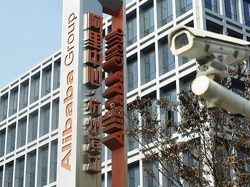 Das Logo der Alibaba Group am Hauptsitz des Unternehmens in Hangzhou in der ostchinesischen Provinz Zhejiang. Foto: -/CHINATOPIX/AP/dpa