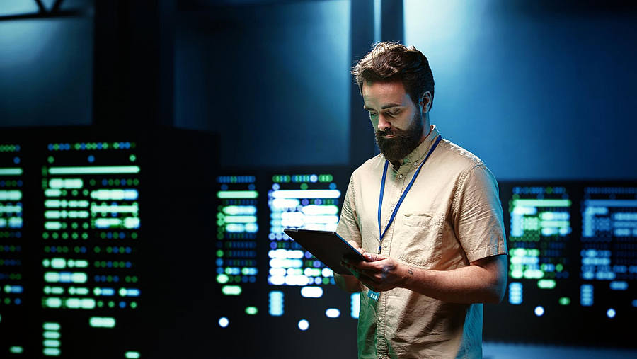 Techniker bei der Wartung des IT-Systems