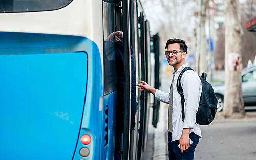 Junger Mann steigt in Bus ein