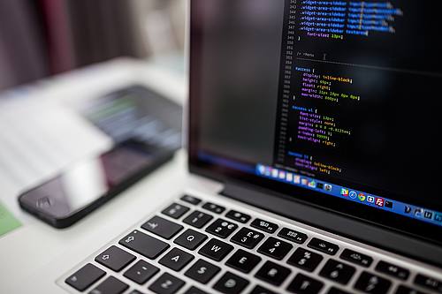 Laptop mit Programmcode