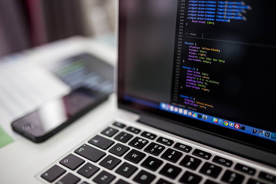 Laptop mit Programmcode