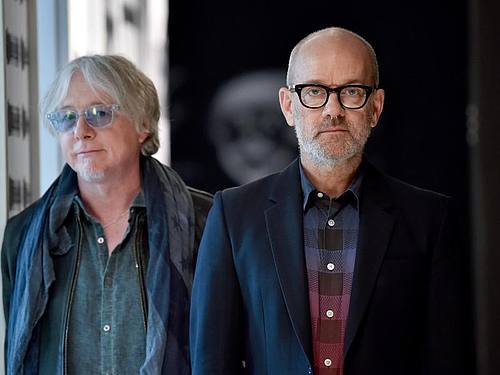 Die R.E.M.Musiker Mike Mills (l.) und Michael Stipe. Stipe zieht sich von Instagram zurück. Foto: Britta Pedersen
