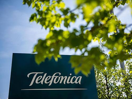 Das Logo des Telekommunikationsanbieters Telefonica ist auf einem Schild in der Nähe der Zentrale zu sehen. Foto: Lino Mirgeler
