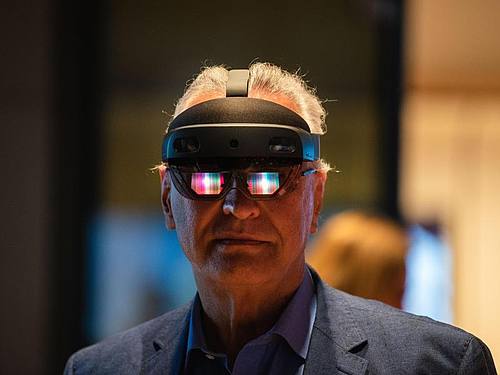 Der bayerische Innenminister Joachim Herrmann im August 2020 mit einer "Hololens 2" von Microsoft. Foto: Nicolas Armer/dpa