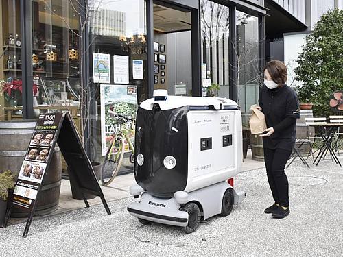 In Tokio wird der Einsatz von Robotern zum Beispiel in der Gastronomie getestet. Foto: -/kyodo/dpa