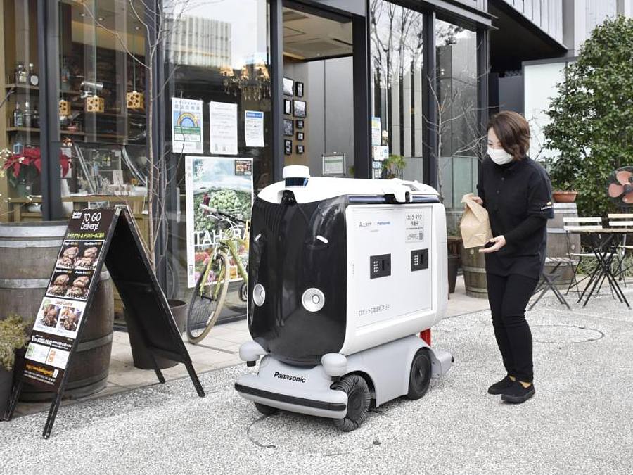 In Tokio wird der Einsatz von Robotern zum Beispiel in der Gastronomie getestet. Foto: -/kyodo/dpa