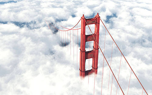 Golden Gate Bridge über den Wolken