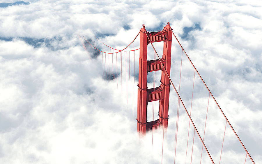 Golden Gate Bridge über den Wolken