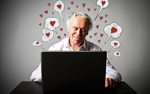 Verliebter Mann vor Laptop
