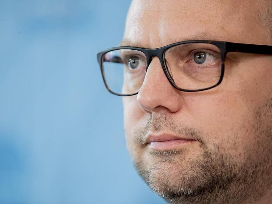 Hamburgs Justizsenator Till Steffen will die Gerichte mit Hilfe des Internets entlasten. Foto: Christoph Soeder