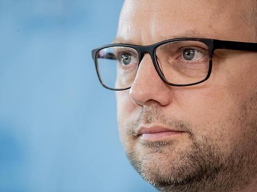 Hamburgs Justizsenator Till Steffen will die Gerichte mit Hilfe des Internets entlasten. Foto: Christoph Soeder