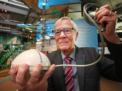 Elektroingenieur Rainer Mallebrein zeigt die erste Computermaus wovon es weltweit nur noch vier Exemplare gibt. Foto. Dieter Menne Foto: Dieter Menne
