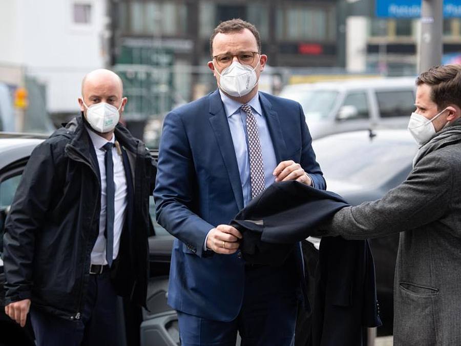 Jens Spahn (CDU, M), Bundesgesundheitsminister, kommt zur Eröffnung von einem Schnelltest-Zentrum eines dm-Drogeriemarktes vor der Mall of Berlin. Foto: Bernd von Jutrczenka/dpa