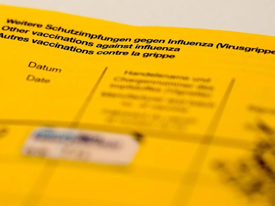Datenschützer sehen Fotos von Impfpässen, die aus Freude über Corona-Schutzimpfungen auf Sozialen Netzwerken und in Chats geteilt werden, mit Sorge. Foto: Jens Kalaene/zb/dpa/Archivbild