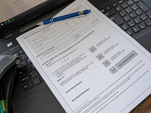Ein Abiturzeugnis in der üblichen Papierform. Foto: Ben Immel/dpa