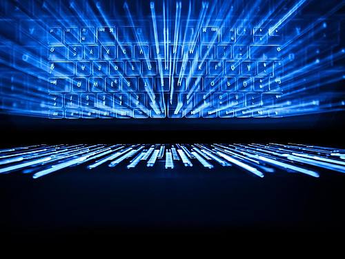 Die beleuchtete Tastatur eines Laptops spiegelt sich im Bildschirm. Foto: Silas Stein/dpa/Illustration