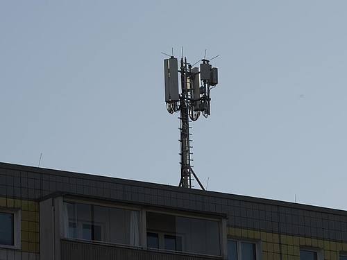 Direkt am Funkmast will Vodafone künftig selbst Windenergie produzieren. Foto: Paul Zinken/dpa-zentralbild/dpa