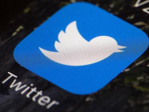 Das Twitter-Symbol auf einem Mobiltelefon. Foto: Matt Rourke/AP/dpa