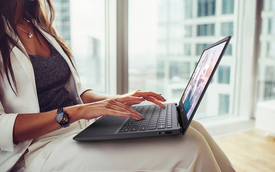 Frau mit Notebook