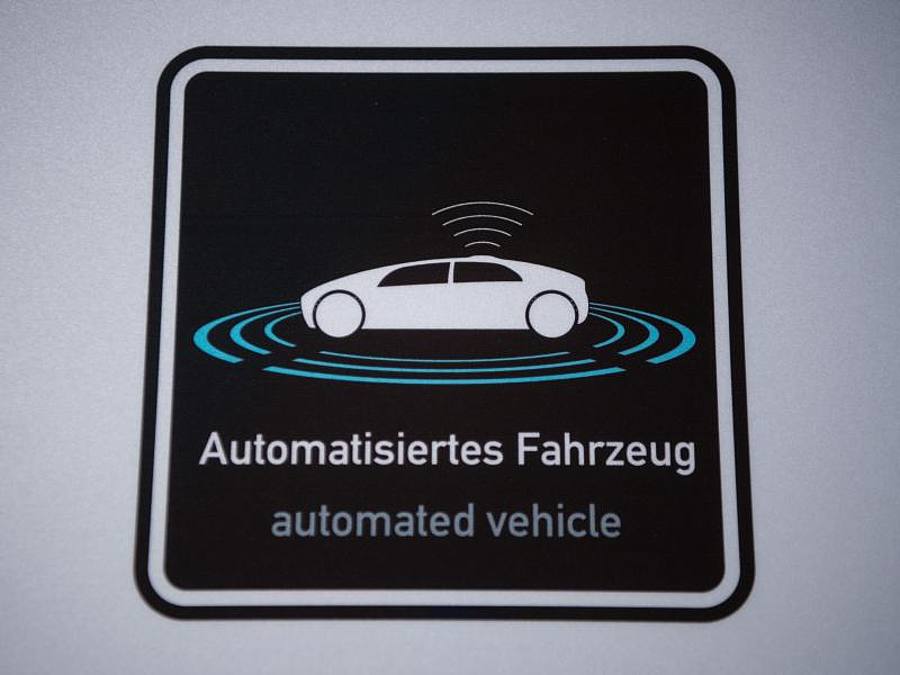 Mehrere Firmen arbeiten an autonomen Fahrzeugen. Für die dafür in Zukunft nötige Auswertung der immer schneller wachsenden Datenberge will das Start-up Mesosphere die nötige Plattform bieten. Foto: Marijan Murat/Symbol
