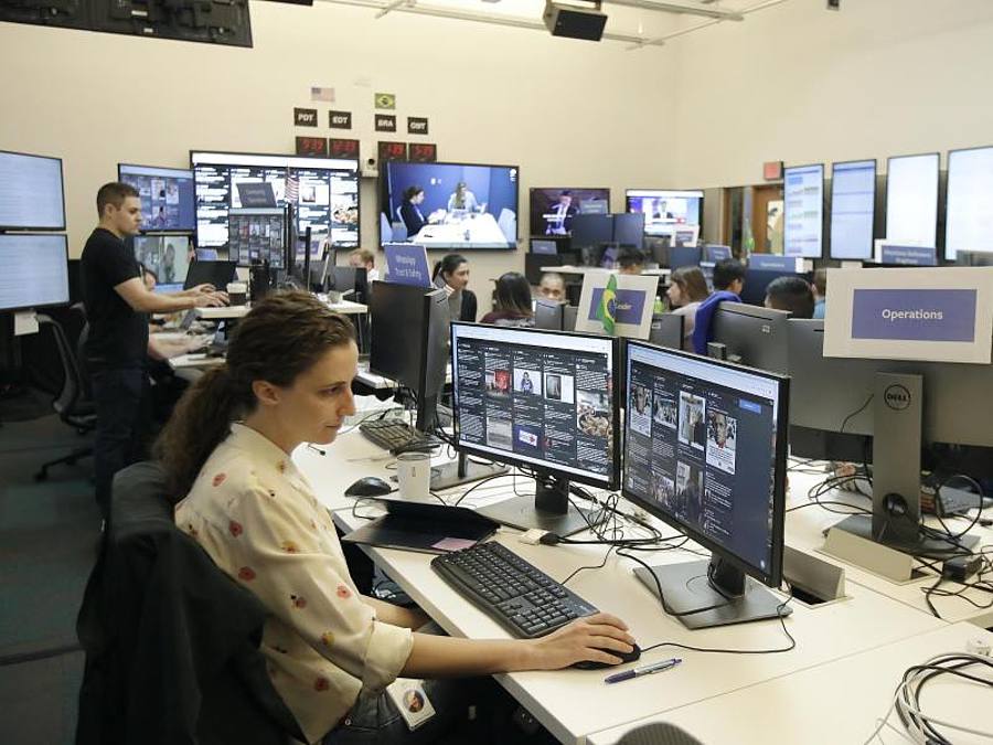 Im „War Room” von Facebook werden wahlkampfrelevante Inhalte auf der Plattform überwacht. ((Foto: Jeff Chiu/AP))