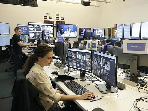 Im „War Room” von Facebook werden wahlkampfrelevante Inhalte auf der Plattform überwacht. ((Foto: Jeff Chiu/AP))
