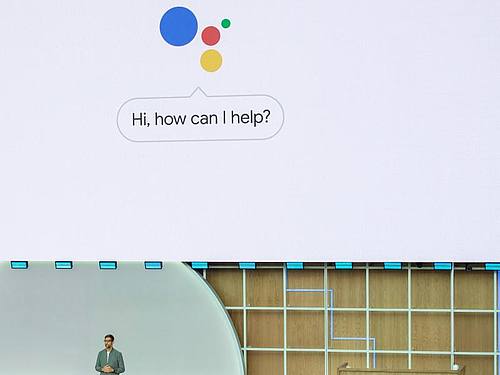 Google-Chef Sundar Pichai kündigt bei der Entwicklerkonferenz Google I/O Neuigkeiten zur Sprachassistenzsoftware Assistant an. Foto: Andrej Sokolow