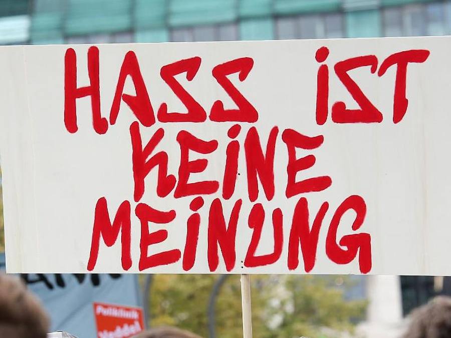 „Hass ist keine Meinung“: Mit der neuen Gesetzesinitiative sollen künftig Kommunalpolitiker besonders geschützt werden. Foto: Bodo Marks/dpa/Archiv