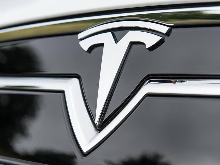 Das Logo des Elektroautobauers Tesla auf einem Model S, das unter anderem von möglichen Bildschirm-Fehlfunktionen betroffen ist. Foto: picture alliance / dpa