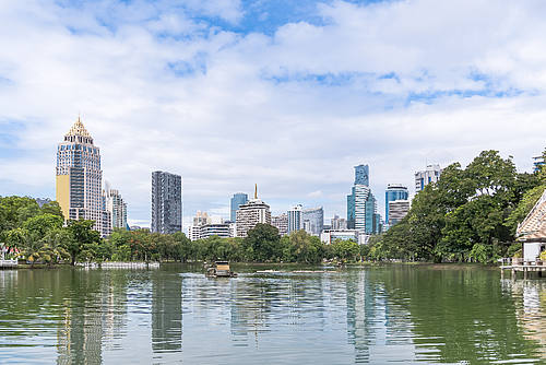 See in einem Park mit Blick ns Geschäftsviertel von Bangkok, Thailand