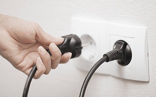 Kabel und Steckdosen