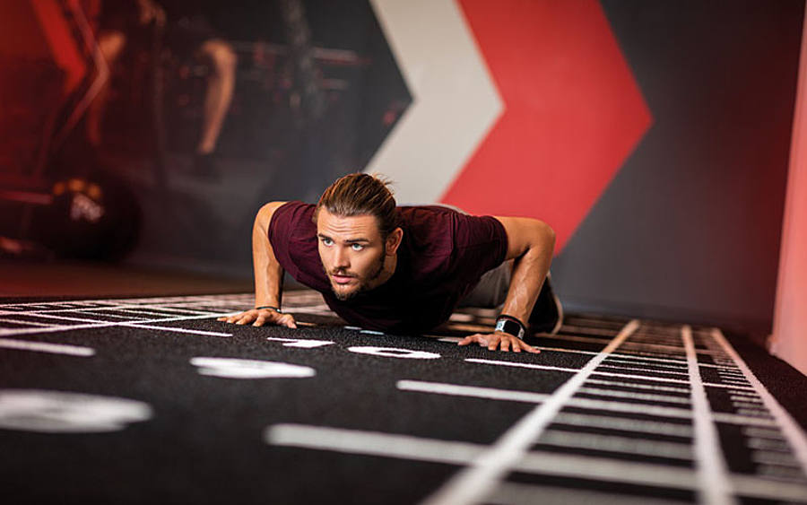 Fitnesstrainer im Fitnessstudio 