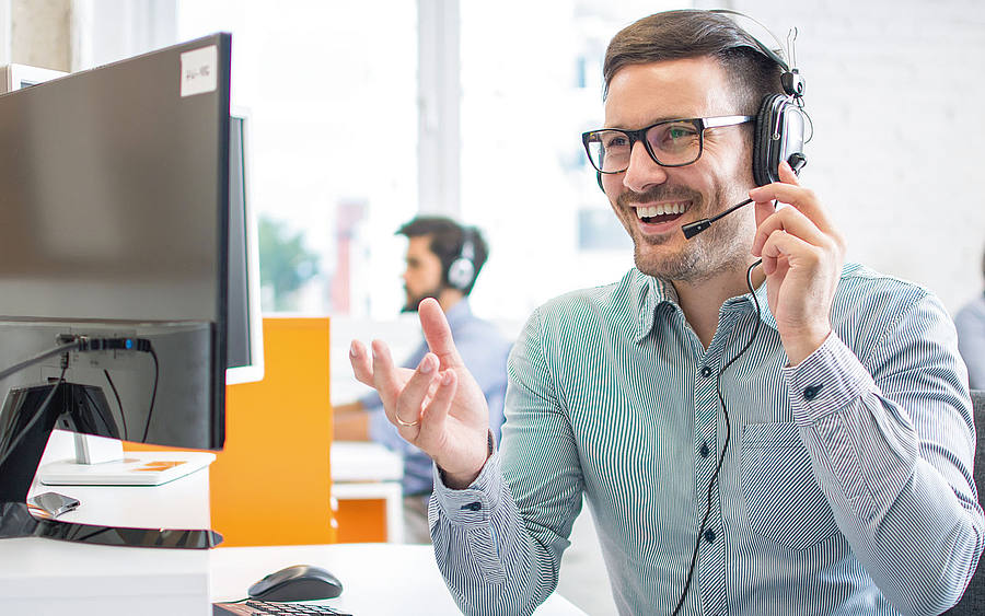 Mann im Kundenservice-Center mit Headset