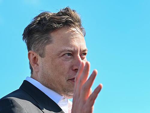 Tesla-Chef Elon Musk steht auf der Baustelle der Gigafactory in Grünheide. Foto: Patrick Pleul/dpa-Zentralbild/dpa