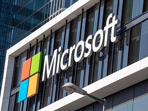 Das Logo von Microsoft hängt an der Fassade eines Bürogebäudes in der Parkstadt Schwabing. Foto: Peter Kneffel/dpa