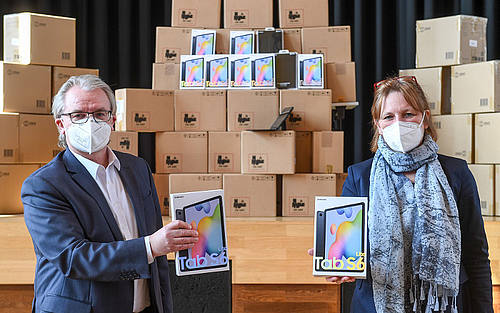 Tablet-Übergabe von OB an Schulleitung