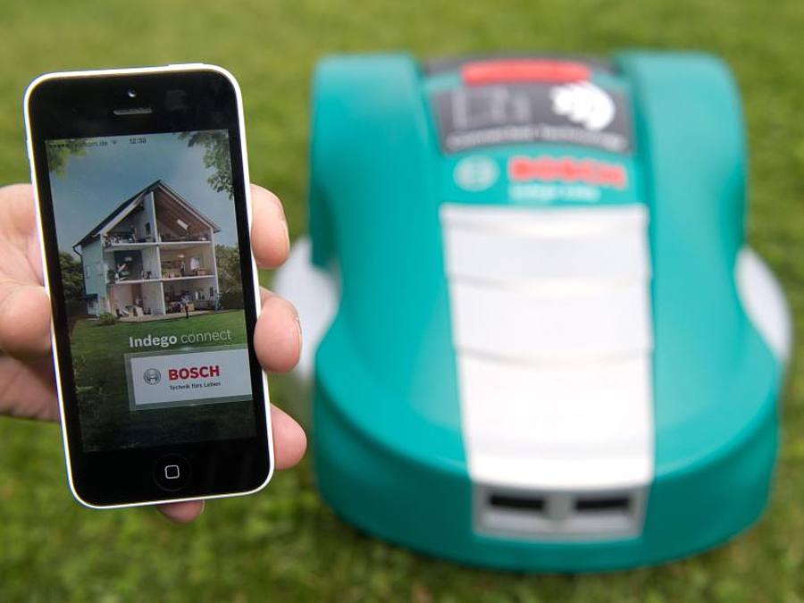 Ein Smart Rasenmäher und eine dazugehörige "Bosch Smart Gardening"-App. Foto: Sebastian Kahnert
