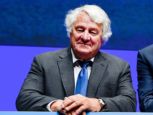 Hasso Plattner, Aufsichtsratsvorsitzender des Softwarekonzerns SAP, steht bei der Hauptversammlung des Softwarekonzerns SAP auf der Bühne. Foto: Uwe Anspach