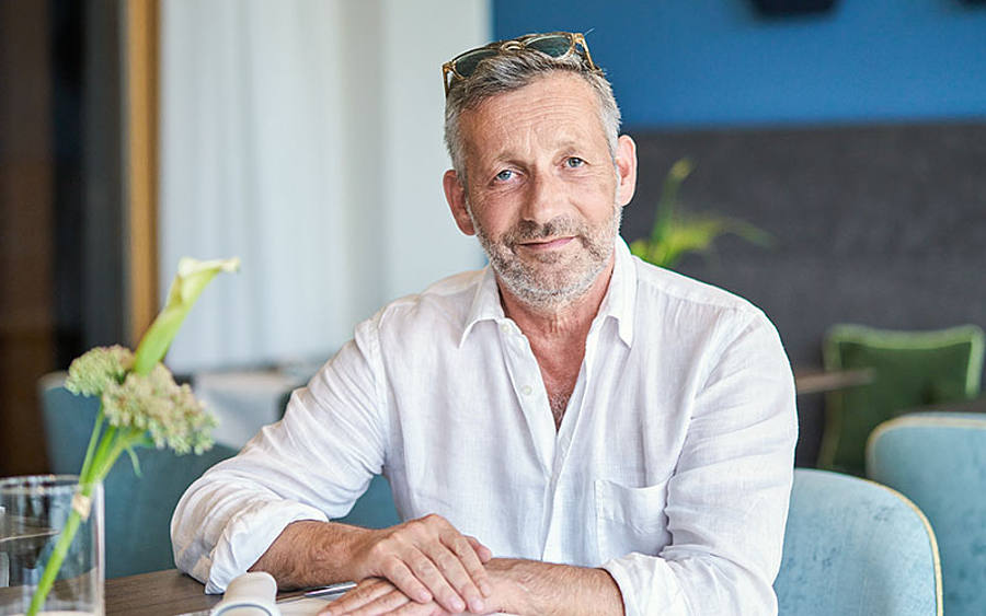 David-Ruben Thies steht im Büro