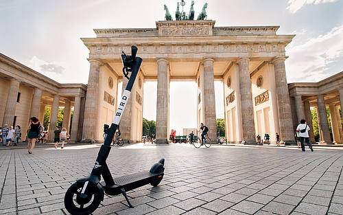 Bird One Germany vorm Brandenburger Tor