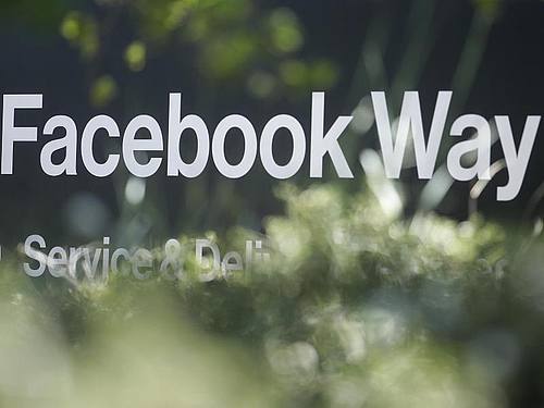 Ein Facebook Logo im Grünen